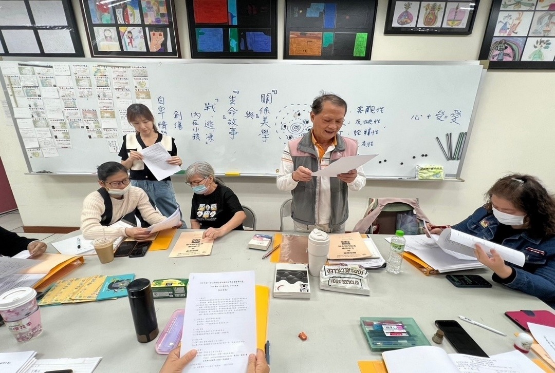 親師生共同討論參展參賽事宜，葉老師與小美秘書與家長討論參展參加文創的甄選機會